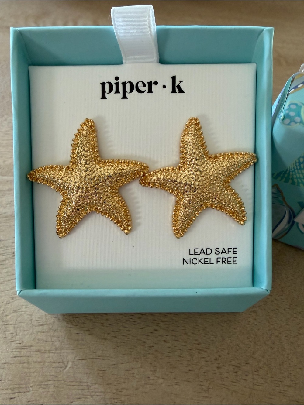piper·k Gold Starfish Stud Earrings - Picture 2 of 6